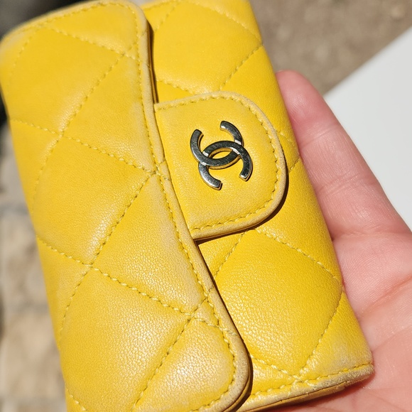 Chanel Quilted Yellow Key Holder with silver interlocking C logo - Picture 5 of 14